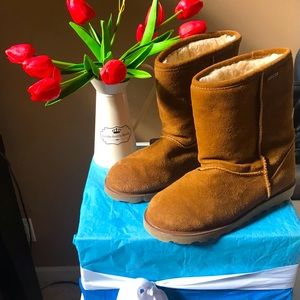 BEARPAW warm winter boots Size 9 . Pre owned